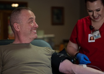 Indiana command chief donates blood at Fort Wayne drive