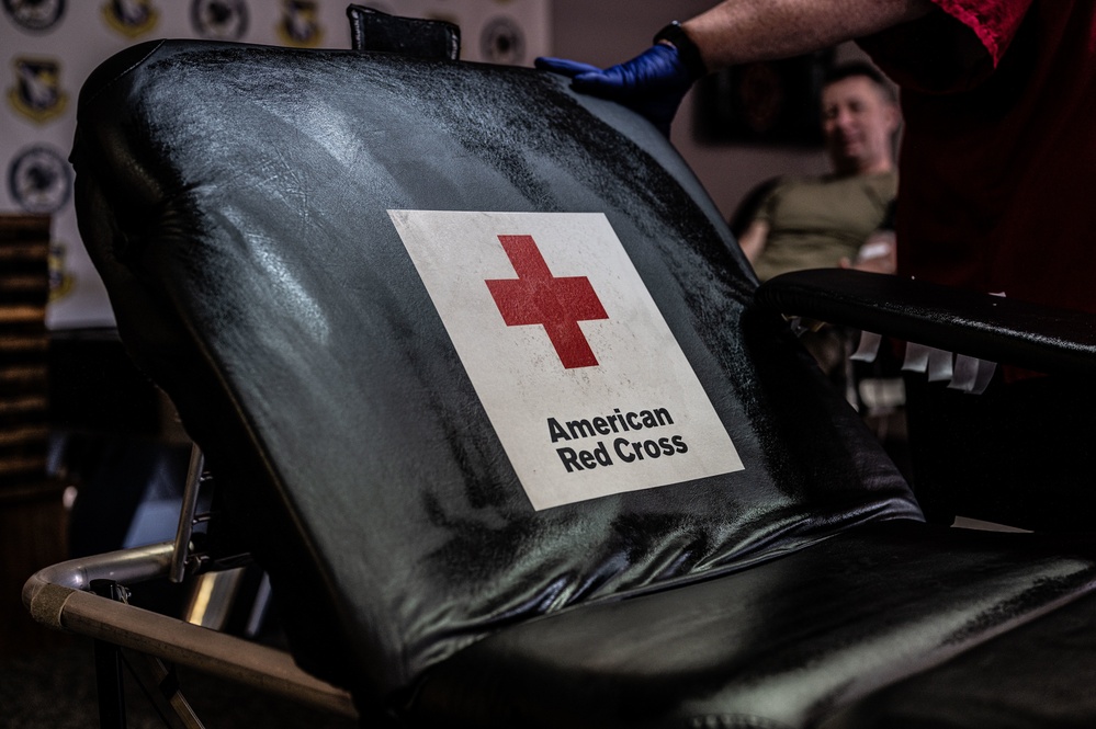 Indiana command chief donates blood at Fort Wayne drive