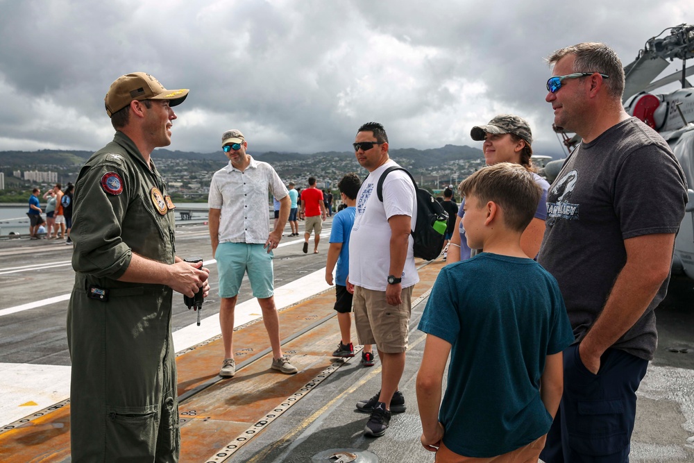 Abraham Lincoln holds an open ship tour day during RIMPAC 2022