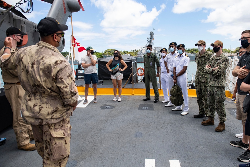 DVIDS Images HMCS Winnipeg Open Ship Day during RIMPAC 2022 [Image 4 of 6]