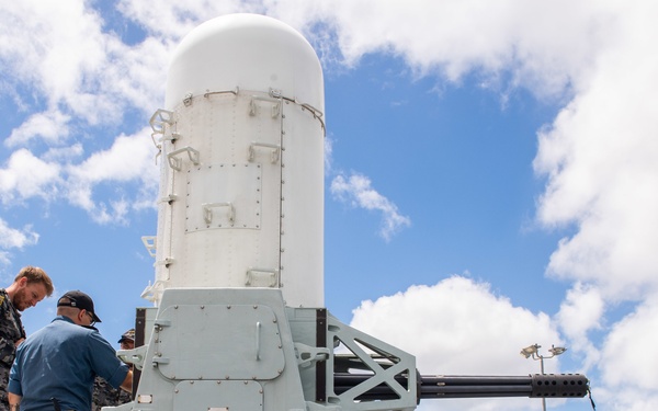 HMCS Vancouver sailors host Royal Australian Navy sailors on board during RIMPAC 2022