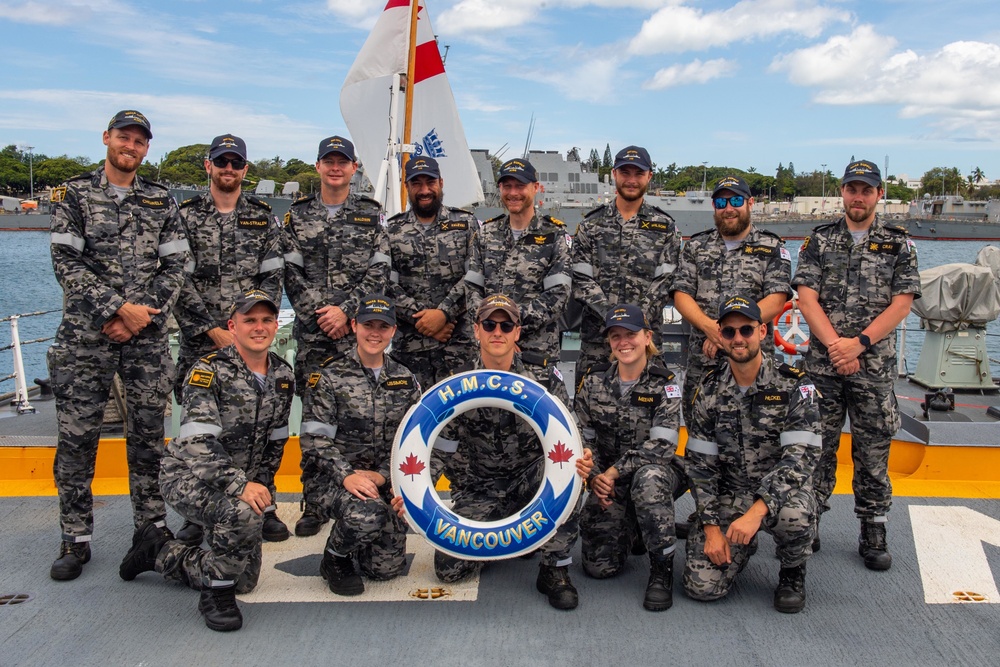 HMCS Vancouver sailors share weapons system knowledge with sailors from HMAS Supply during RIMPAC 2022