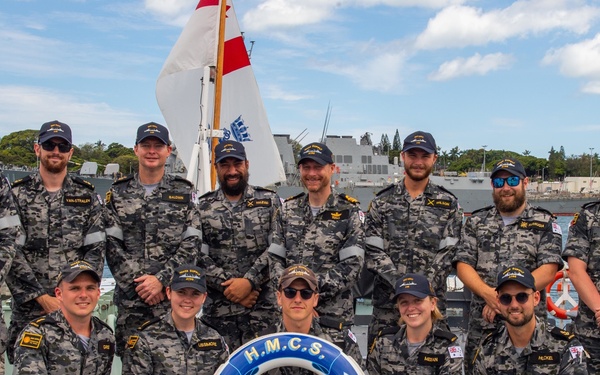 HMCS Vancouver sailors share weapons system knowledge with sailors from HMAS Supply during RIMPAC 2022