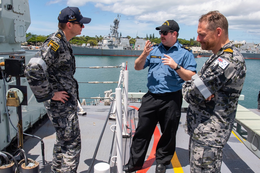 HMCS Vancouver hosts sailors from HMAS Supply during RIMPAC 2022