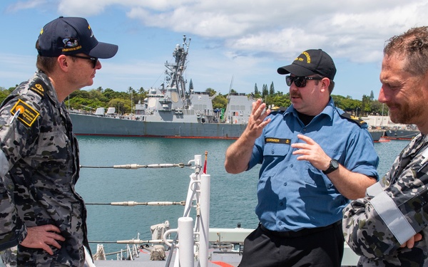 HMCS Vancouver hosts sailors from HMAS Supply during RIMPAC 2022