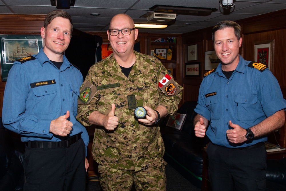 Commander CJOC visits HMCS Vancouver during RIMPAC 2022