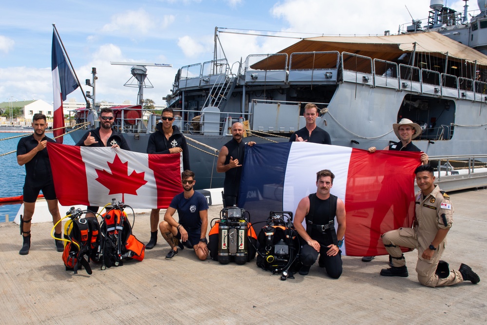 French and Canadian Sailors Dive Together