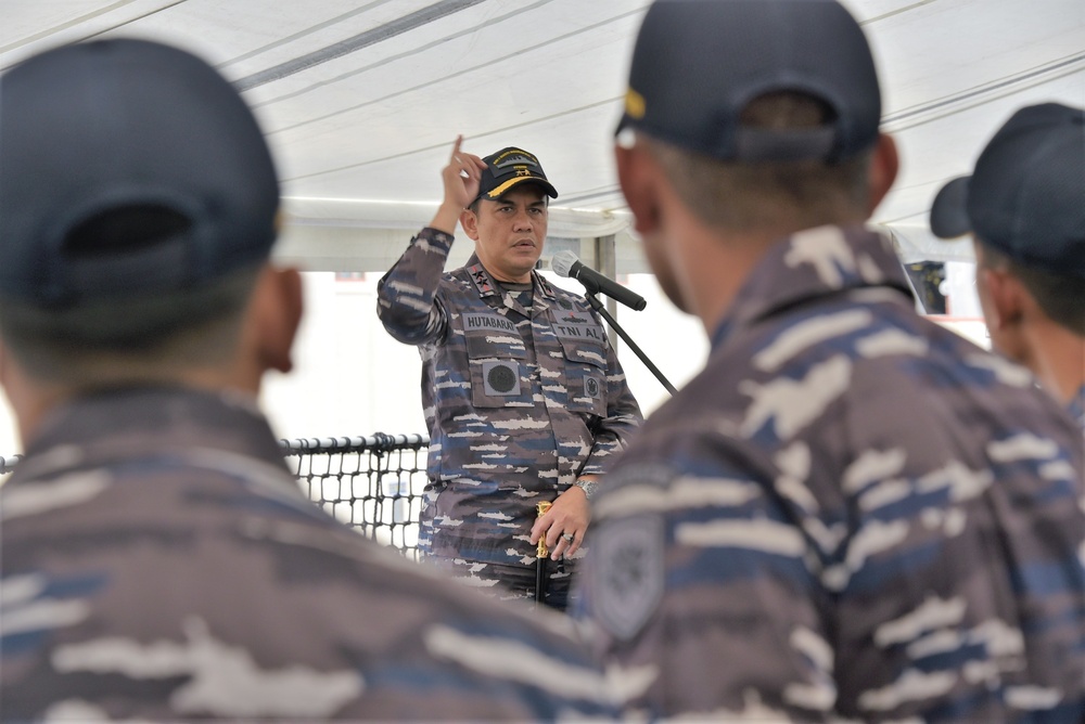 Commander Indonesian Navy 2nd Fleet Visits Indonesian Sailor at RIMPAC 2022