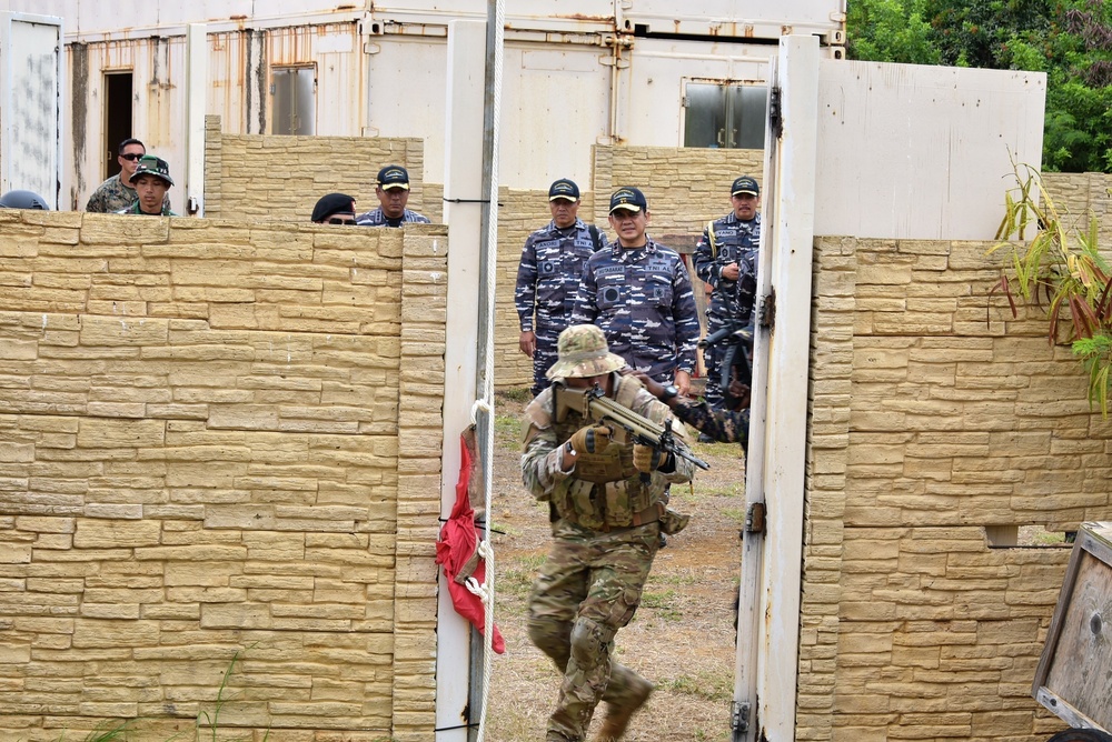 Commander Indonesian Navy 2nd Fleet Visits Indonesian Sailor at RIMPAC
