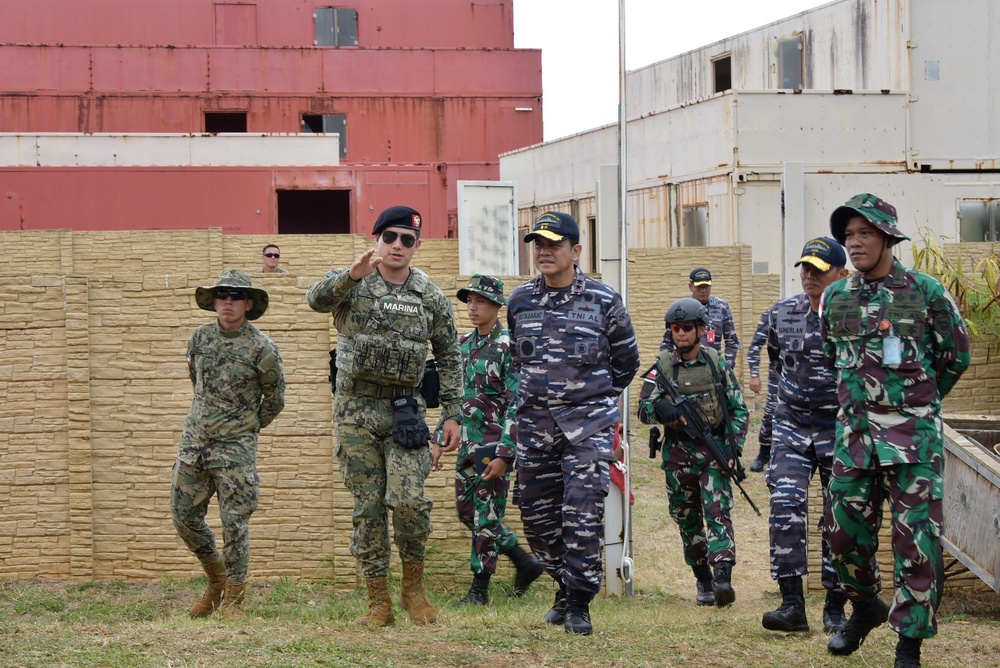 Commander Indonesian Navy 2nd Fleet Visits Indonesian Sailor at Rimpac