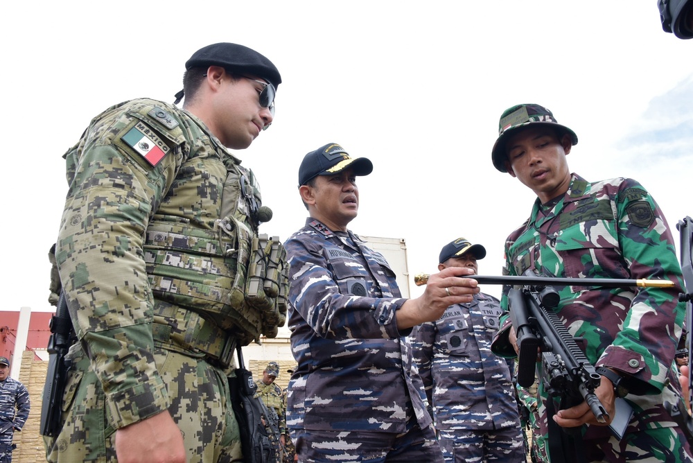 Commander Indonesian Navy 2nd Fleet Visits Indonesian Sailor at RIMPAC 2022