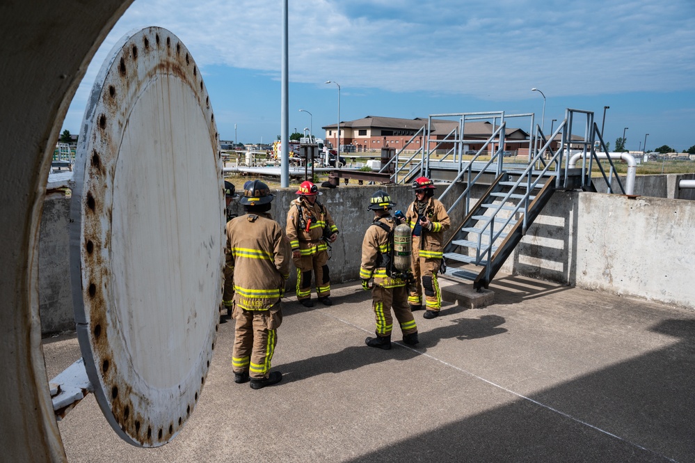 The 914th Fire Emergency Services conducts Confined Space Rescue Training