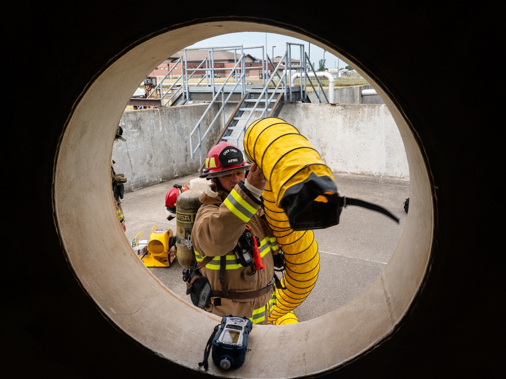 The 914th Fire Emergency Services conducts Confined Space Rescue Training