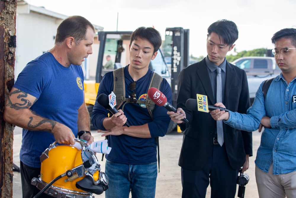 Multinational Divers Conduct Dive Training During RIMPAC 2022