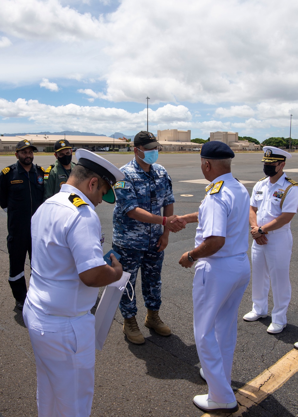 Vice Adm. Sanjay Mahindru Exchanges Coins with Royal Australian Flight Lieutenant