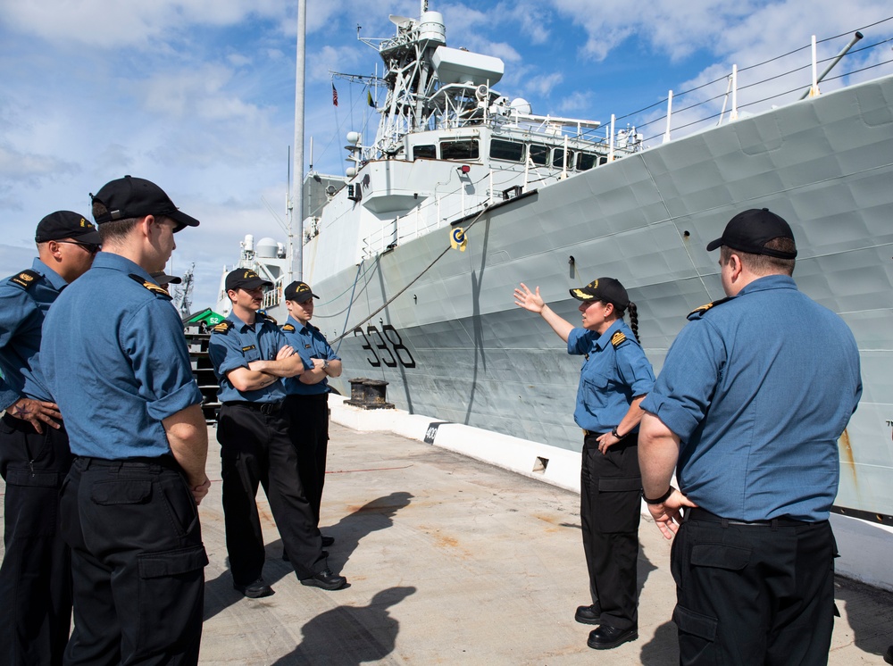 HMCS Winnipeg Departs Pearl Harbor during RIMPAC 2022