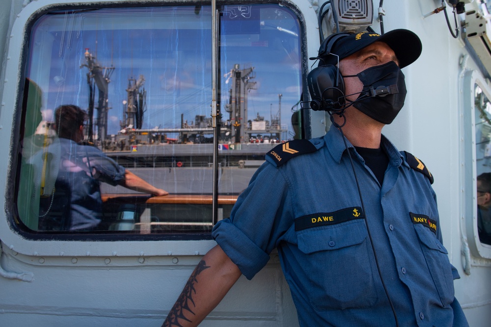 HMCS Vancouver conducts RAS with USNS Henry J. Kaiser