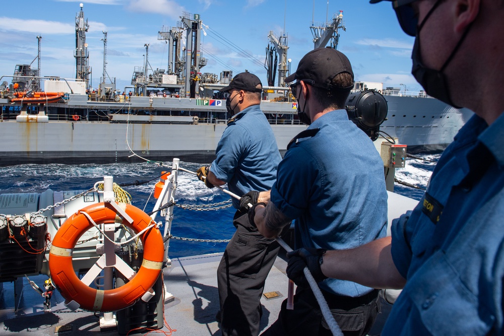 HMCS Vancouver conducts RAS with USNS Henry J. Kaiser