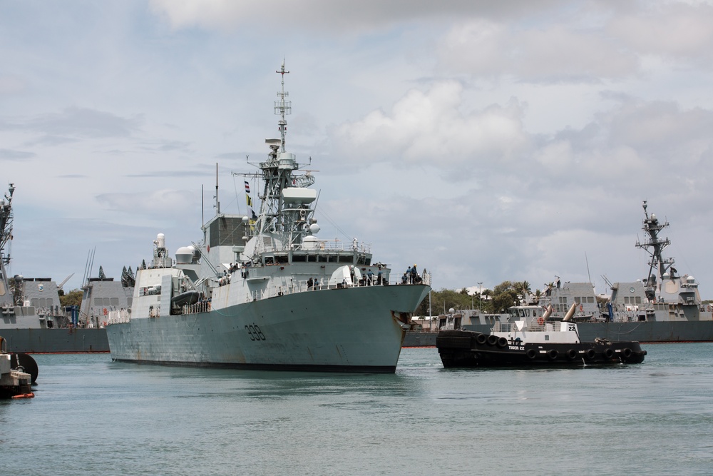 HMCS Winnipeg departs Pearl Harbor