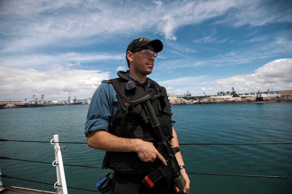 Force protection members aboard HMCS Winnipeg