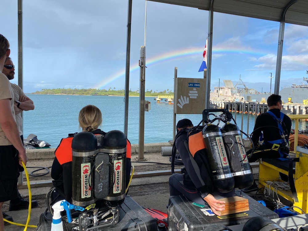 Canadian and US Divers Train Together at RIMPAC 2022
