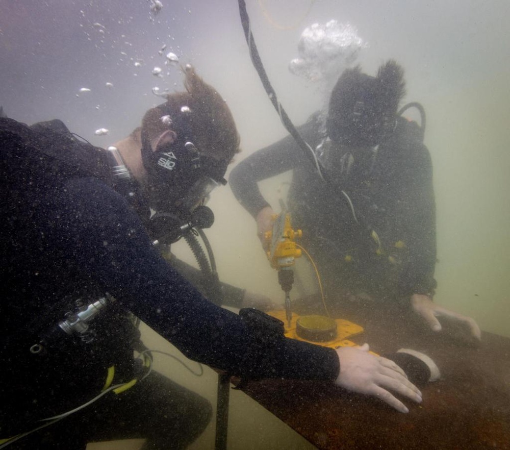 Canadian and US divers salvage train together at RIMPAC 2022