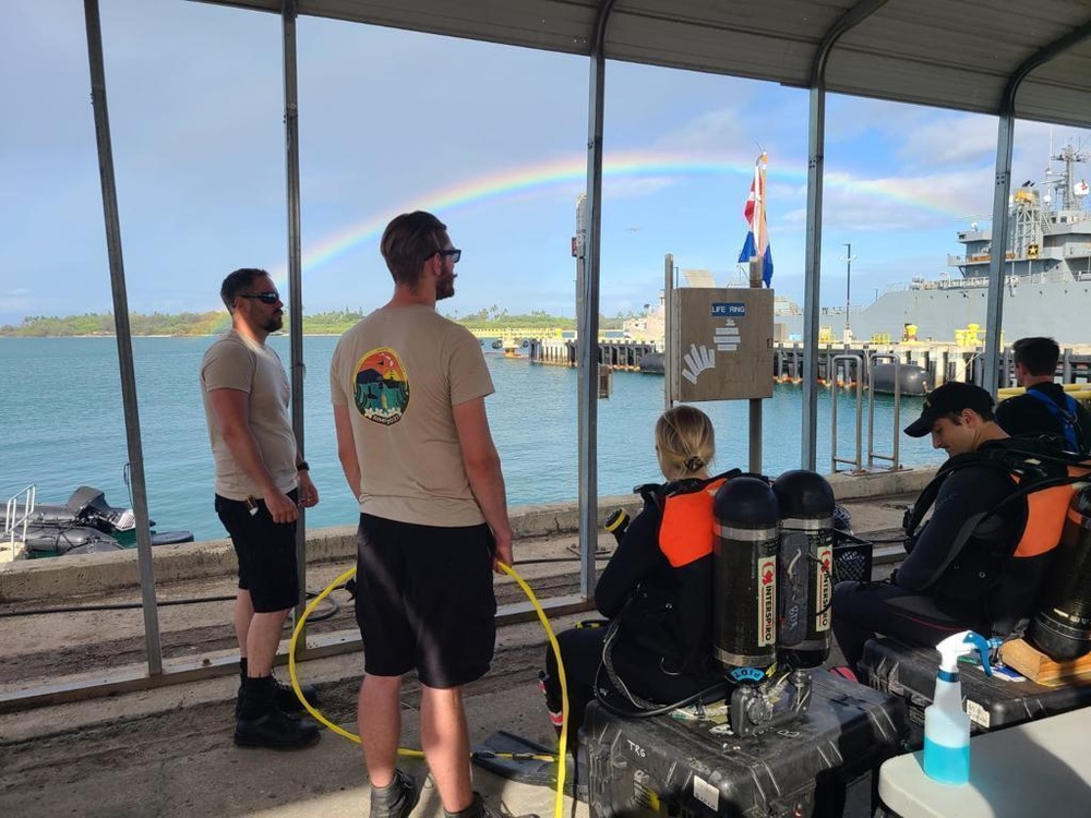 Canadian and US Divers Train Together at RIMPAC 2022