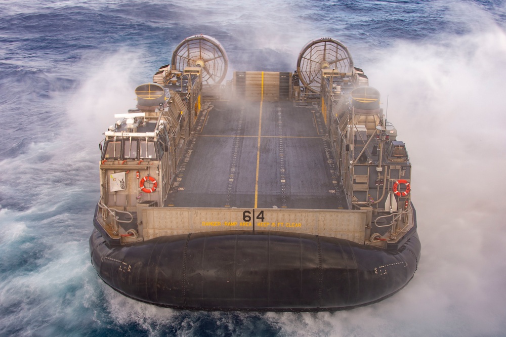 USS Essex Conducts LCAC Operations During RIMPAC 2022