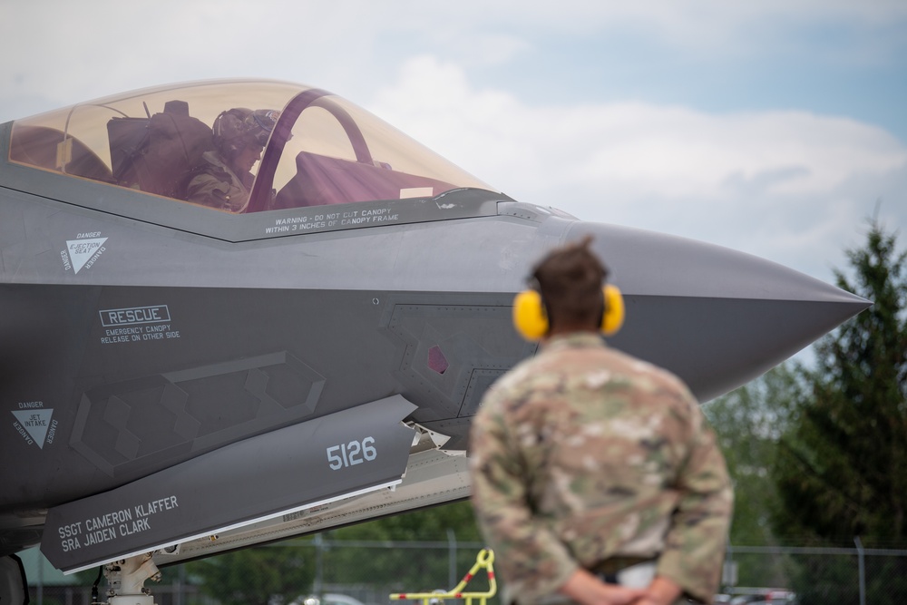 F-35’s from the 33rd Fighter Wing Arrive in VT