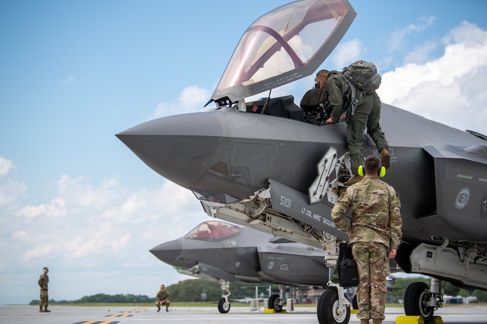 F-35’s from the 33rd Fighter Wing Arrive in VT