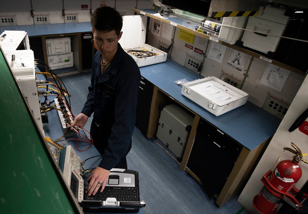 Makin Island Conducts Avionic Checks