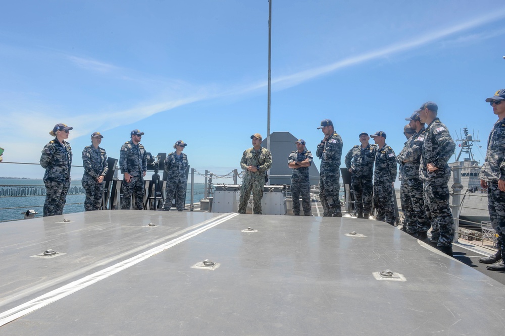 Australian Clearance Diving Team Four Tours PCU Canberra (LCS 30) During RIMPAC 2022 in SOCAL