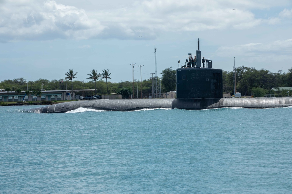 USS Topeka Departs Pearl Harbor