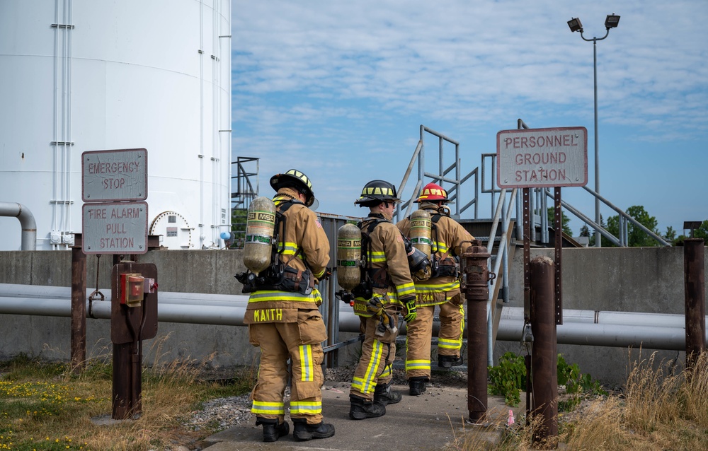 The 914th Fire Emergency Services conducts joint Confined Space Rescue Training