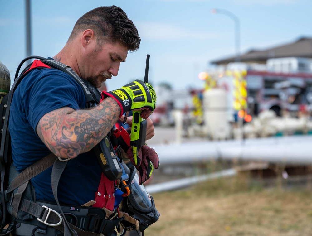 The 914th Fire Emergency Services conducts joint Confined Space Rescue Training