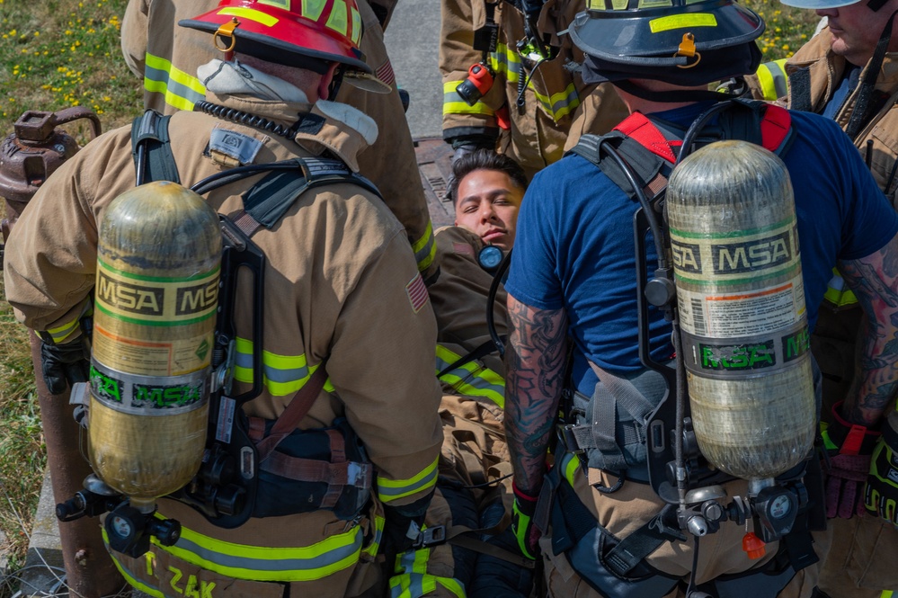 The 914th Fire Emergency Services conducts joint Confined Space Rescue Training