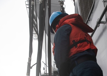 Makin Island Fueling at Sea