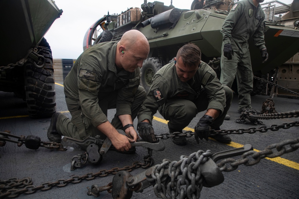 13th MEU Conducts LCAC Operations