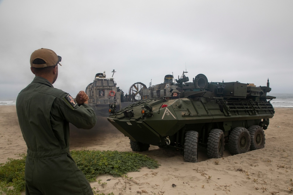 13th MEU Conducts LCAC Operations