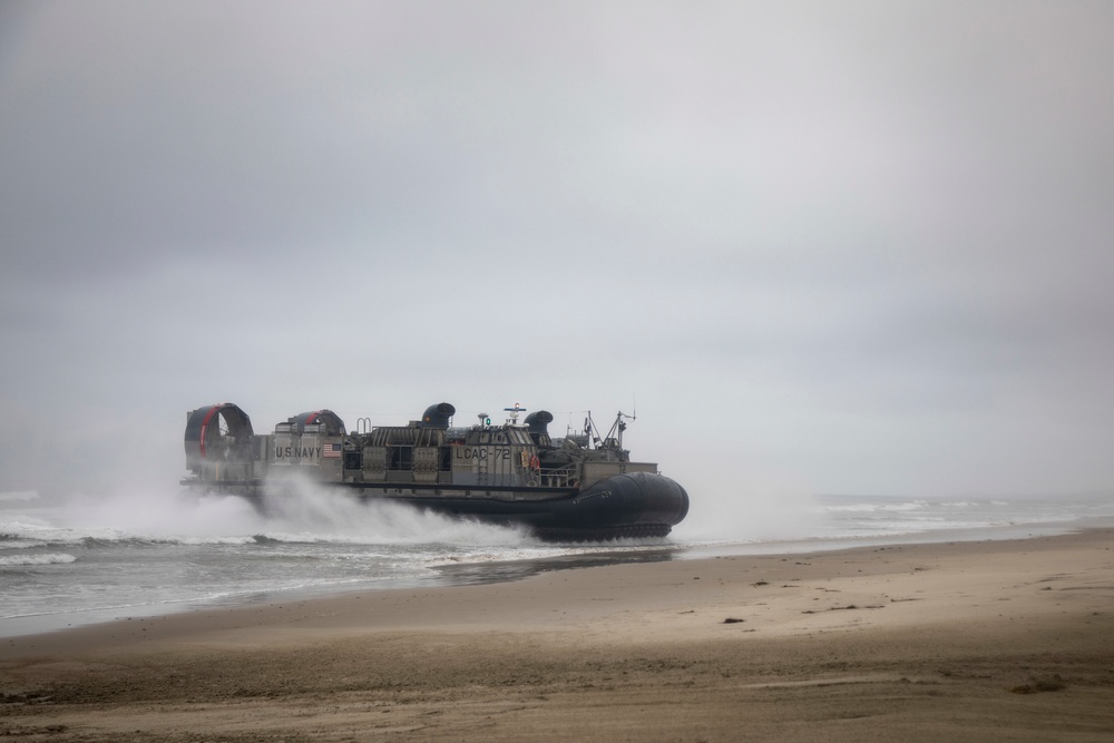 13th MEU Conducts LCAC Operations