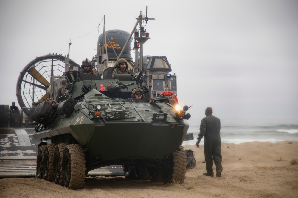 13th MEU Conducts LCAC Operations