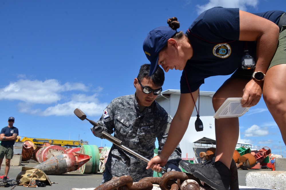 Multinational Divers conduct training during RIMPAC 2022