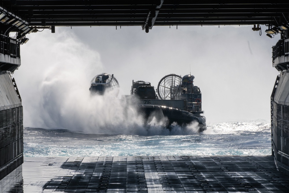 LCAC transports HIMARS and 1/12 to Pohakuloa Training Area