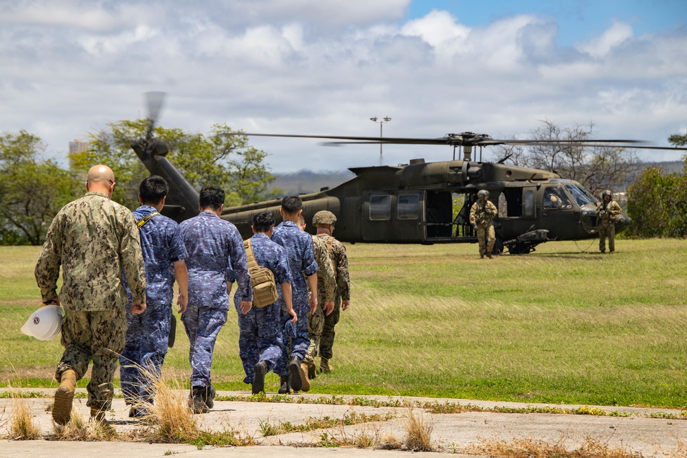 Distinguished Visitors and VIPs depart from Ford Island HLZ during RIMPAC 2022