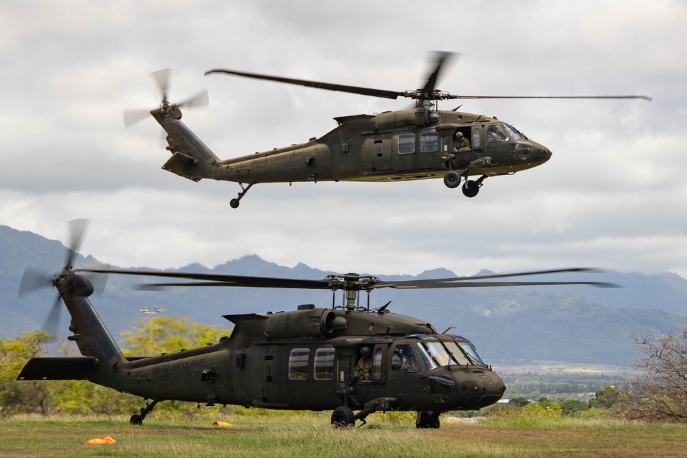 Distinguished Visitors and VIPs depart from Ford Island HLZ during RIMPAC 2022