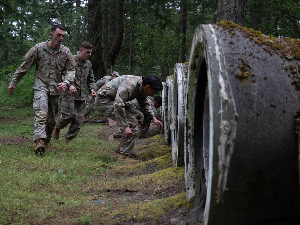 Soldiers complete obstacles for Best Squad Competition