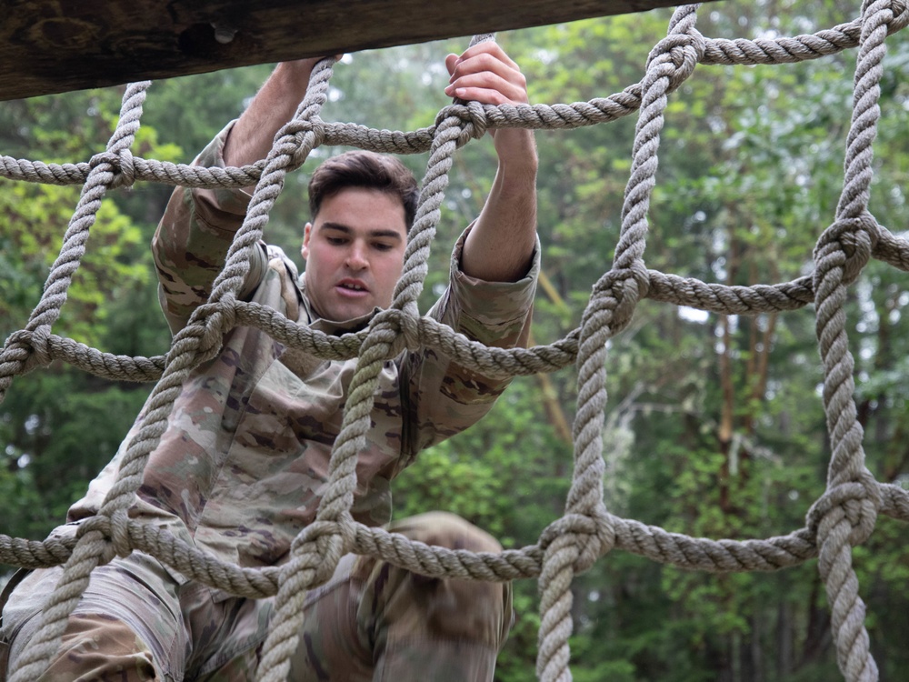 Soldiers complete obstacles for Best Squad Competition