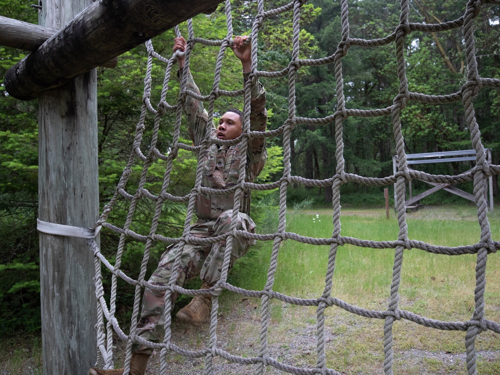 Soldiers complete obstacles for Best Squad Competition