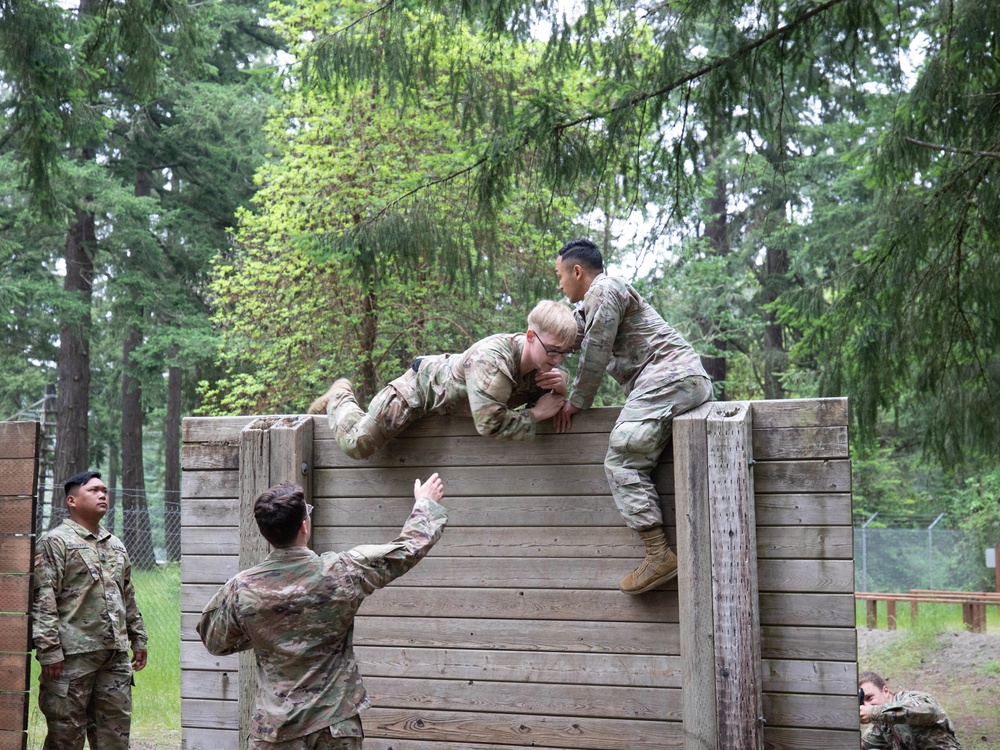 Soldiers complete obstacles for Best Squad Competition