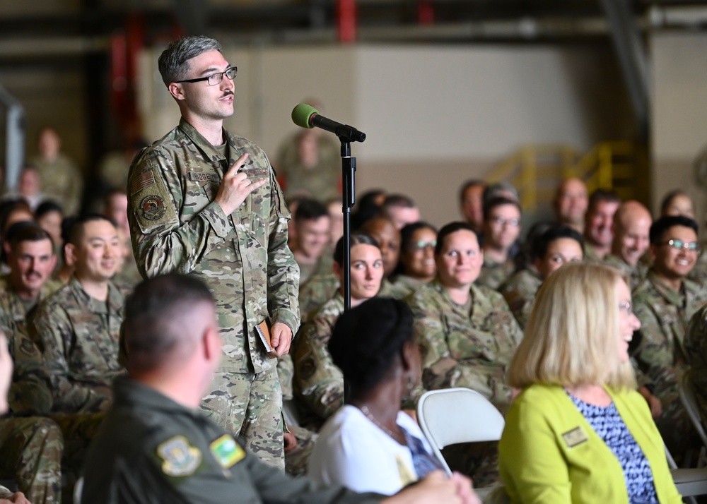AMC leadership sees firsthand America’s Airlift Wing capes